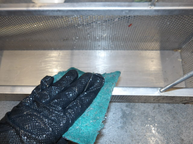 グリストラップのバスケット清掃中