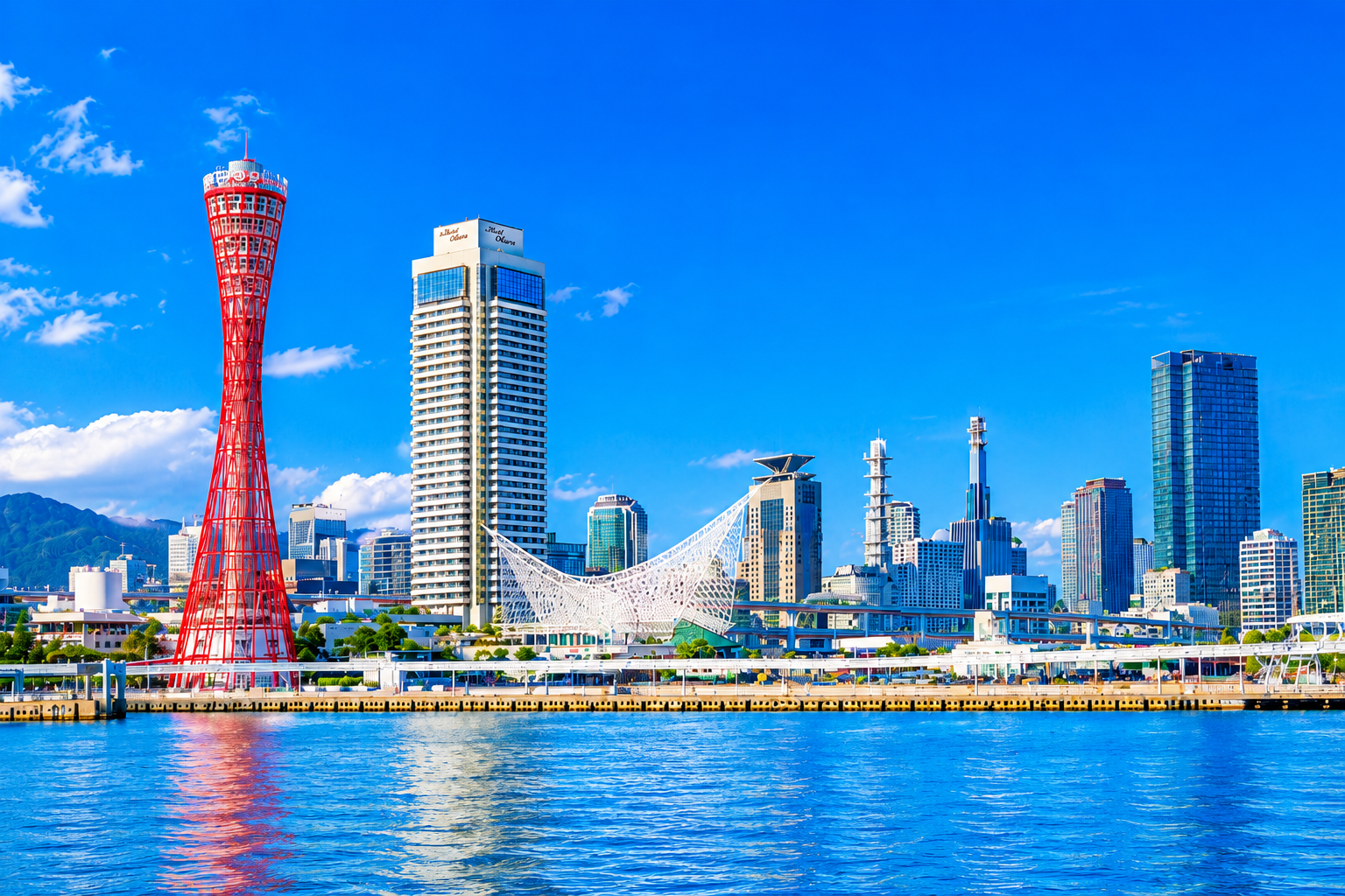 神戸ポートタワーと神戸港の街並み